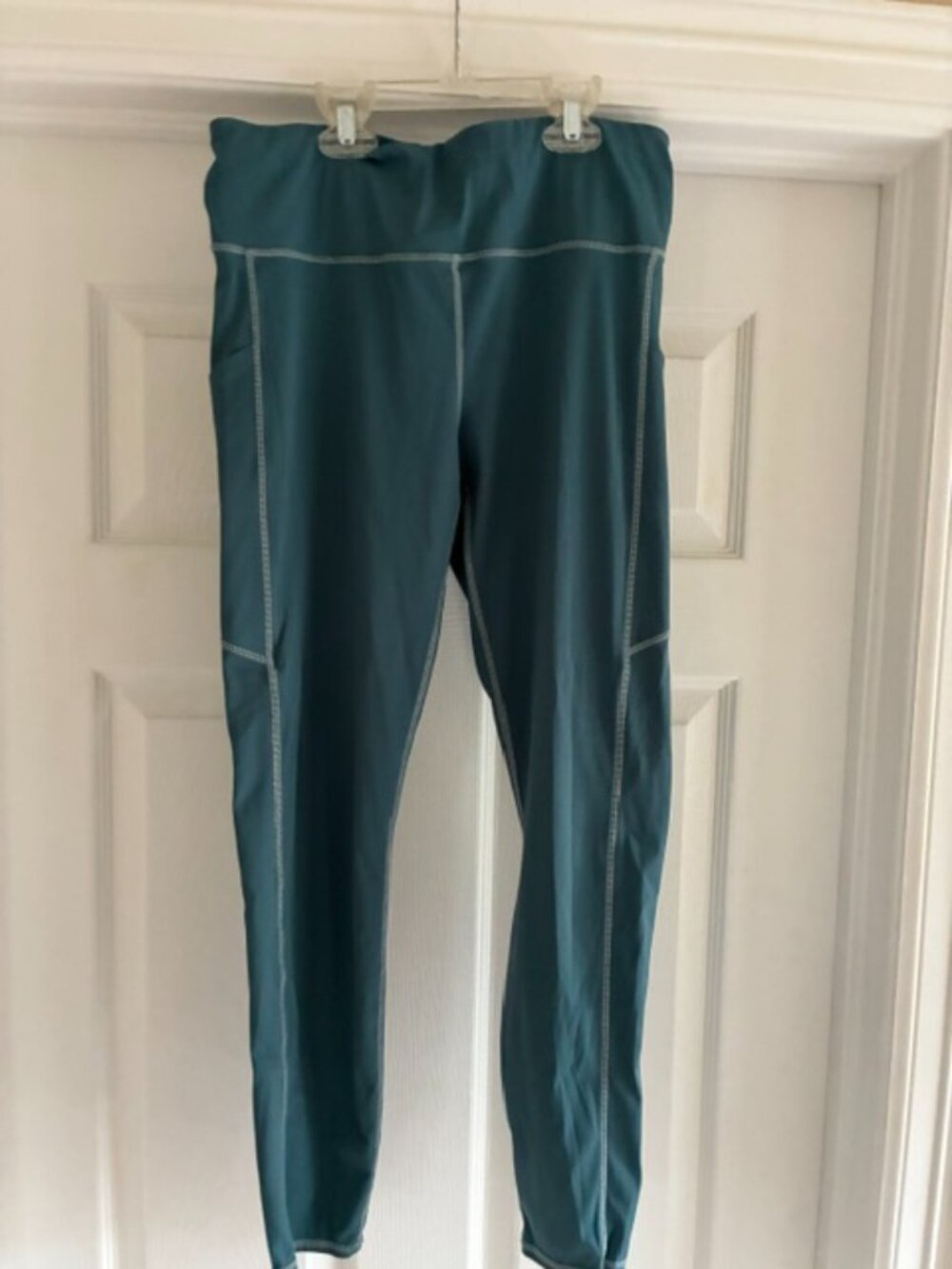 VUORI Stride pocket Legging Iron Size Medium, very good condition!